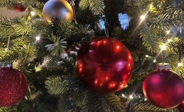 et tre med ornamenter