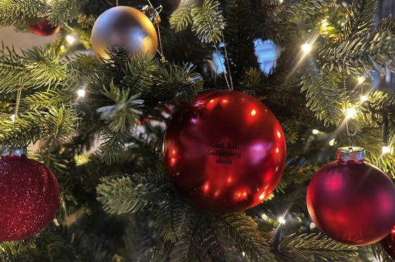 et tre med ornamenter