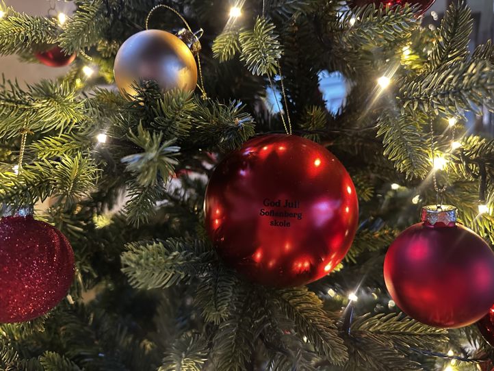 et tre med ornamenter