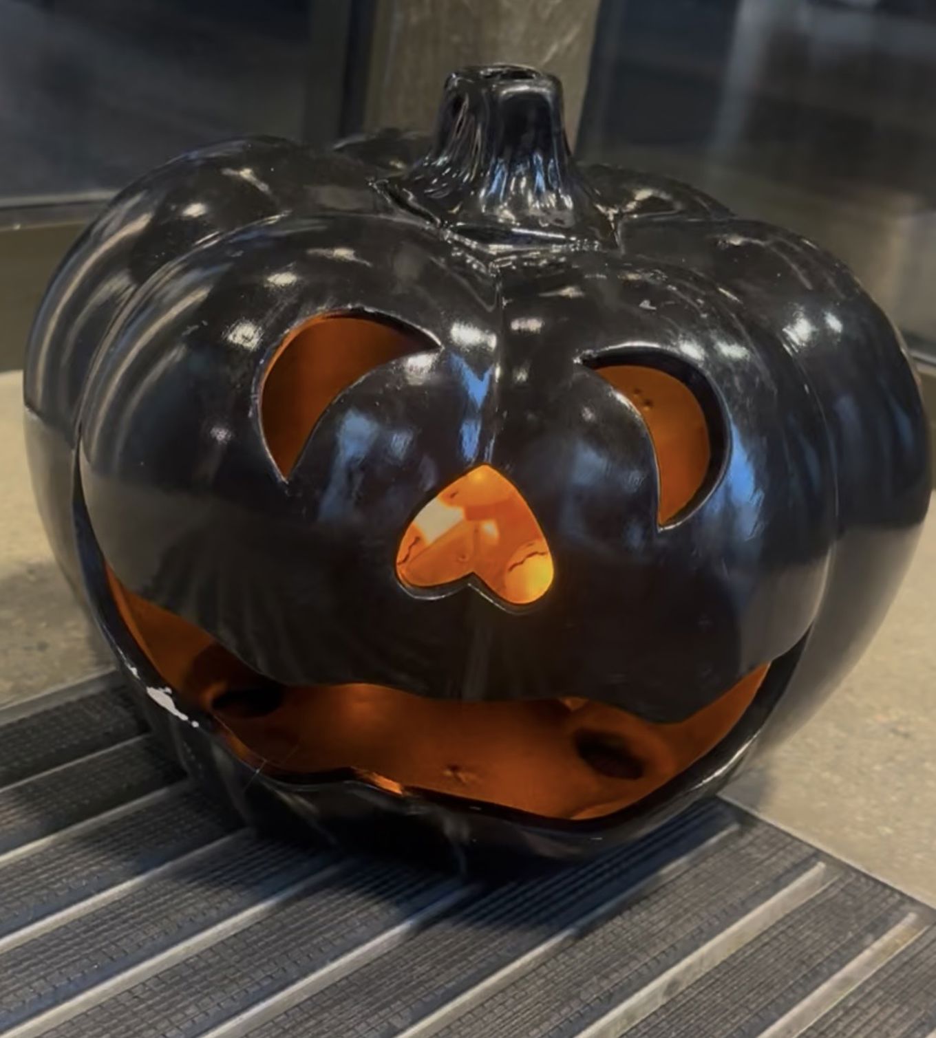 Et utskåret gresskar med ansikt