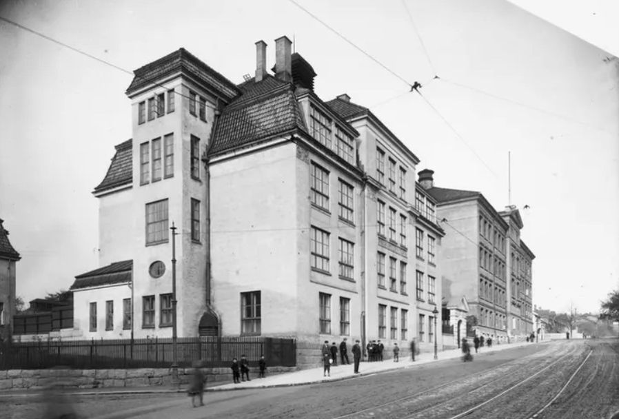 en stor bygning med folk som går rundt