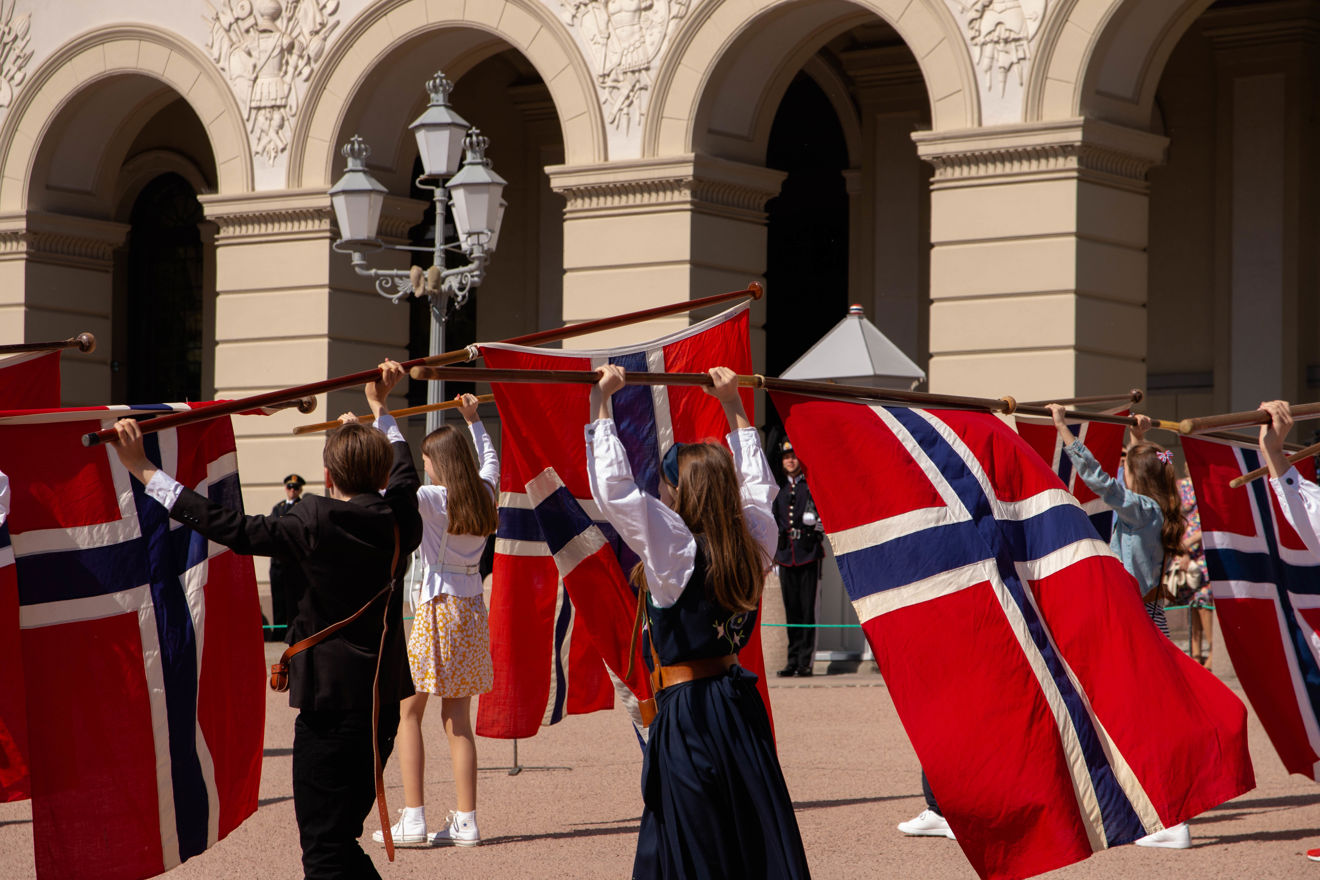 en gruppe mennesker som holder flagg
