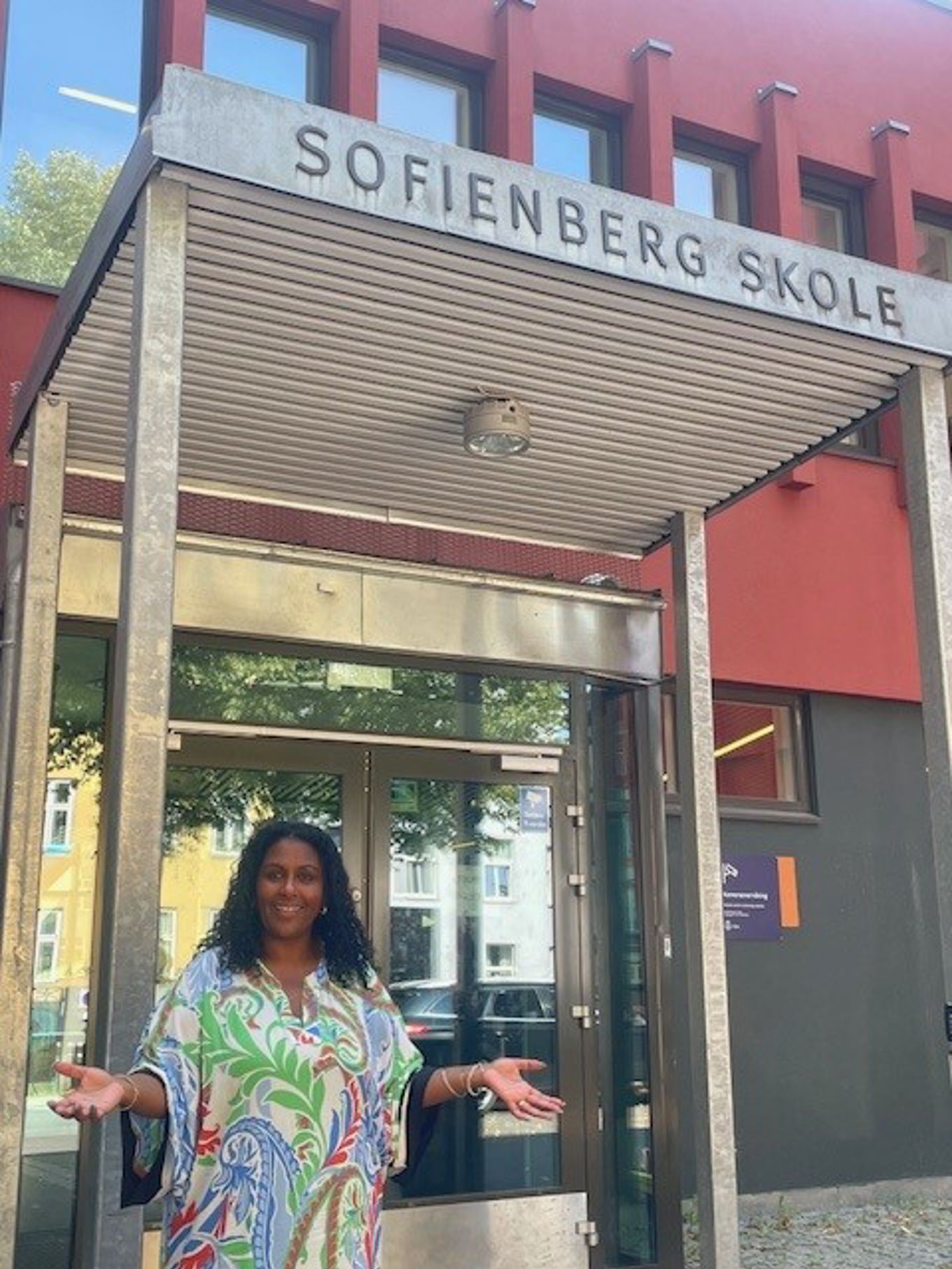 en person som står foran en bygning en person som står foran en bygning