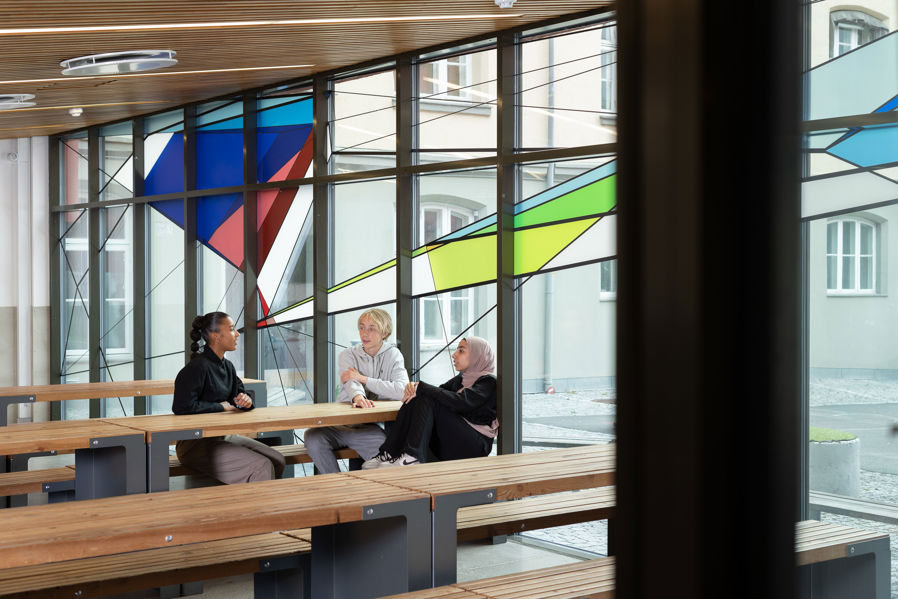 en gruppe mennesker som sitter ved et bord