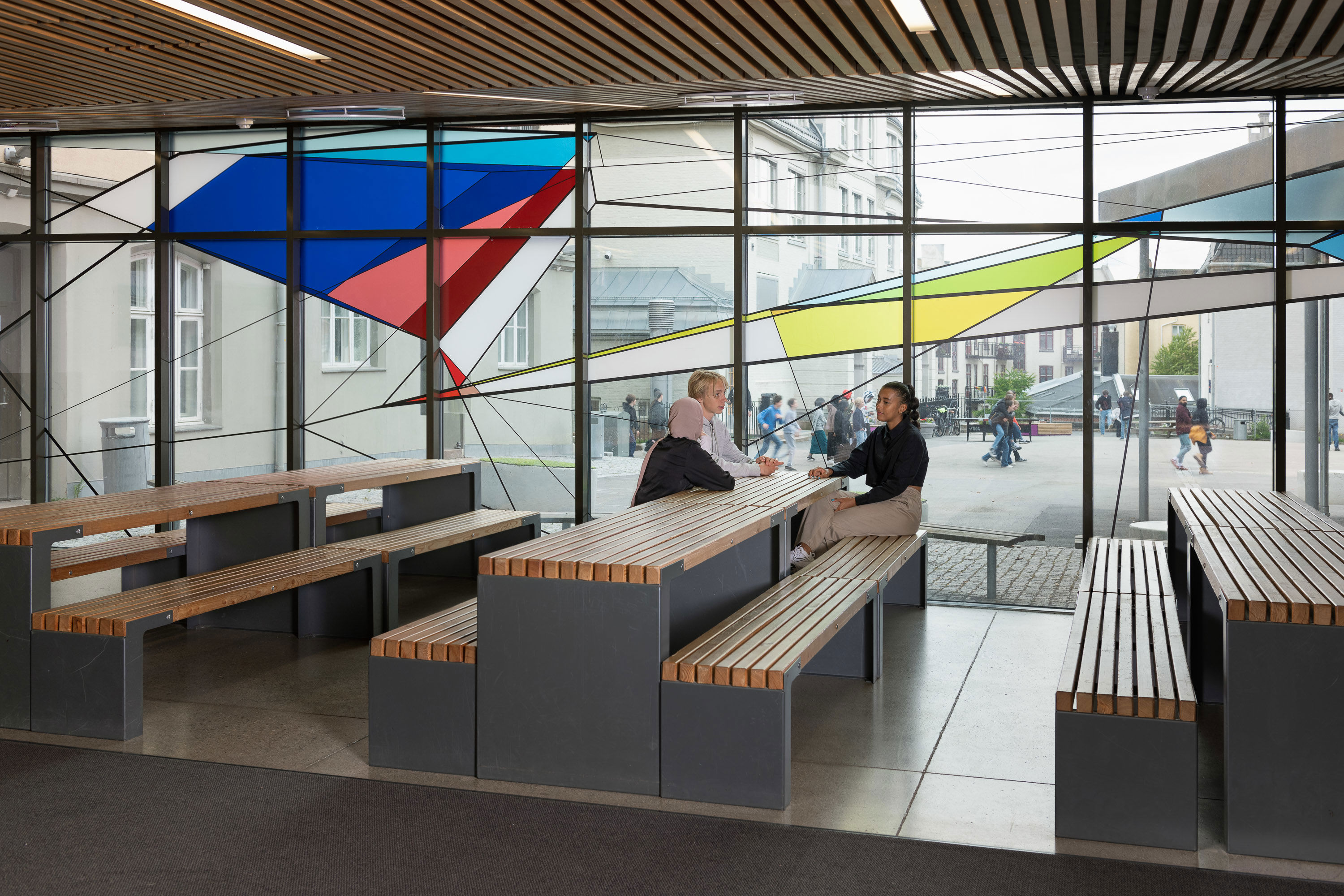 en gruppe mennesker som sitter ved et bord i en bygning