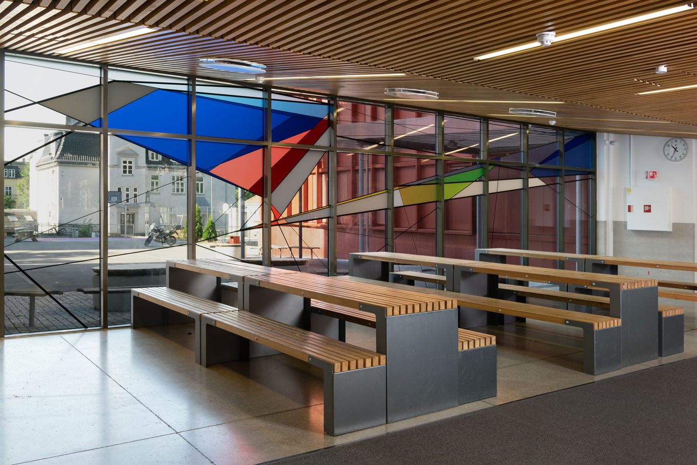 et stort rom med benker