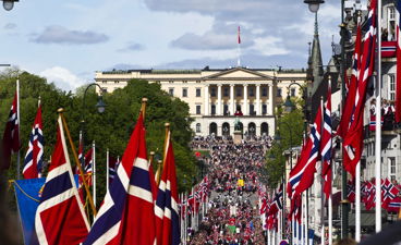 en stor gruppe flagg foran en bygning