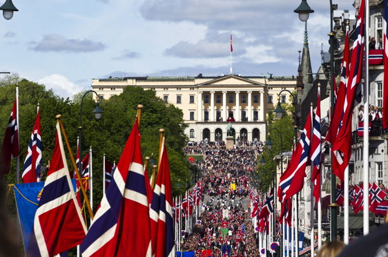 en stor gruppe flagg foran en bygning